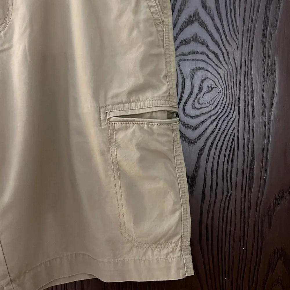 Original Weatherproof Vintage men’s khaki shorts. Size 30W